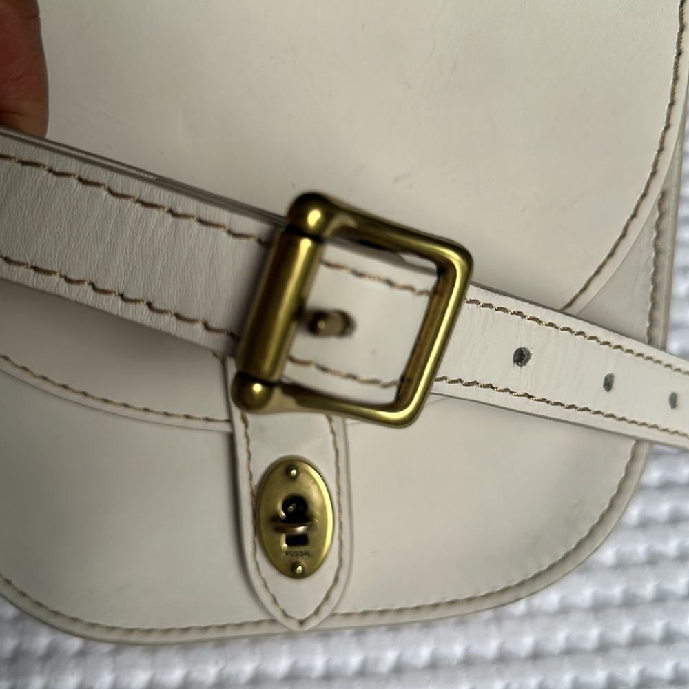Fossil Leather crossbody / saddle bag. - Picture 3 of 7